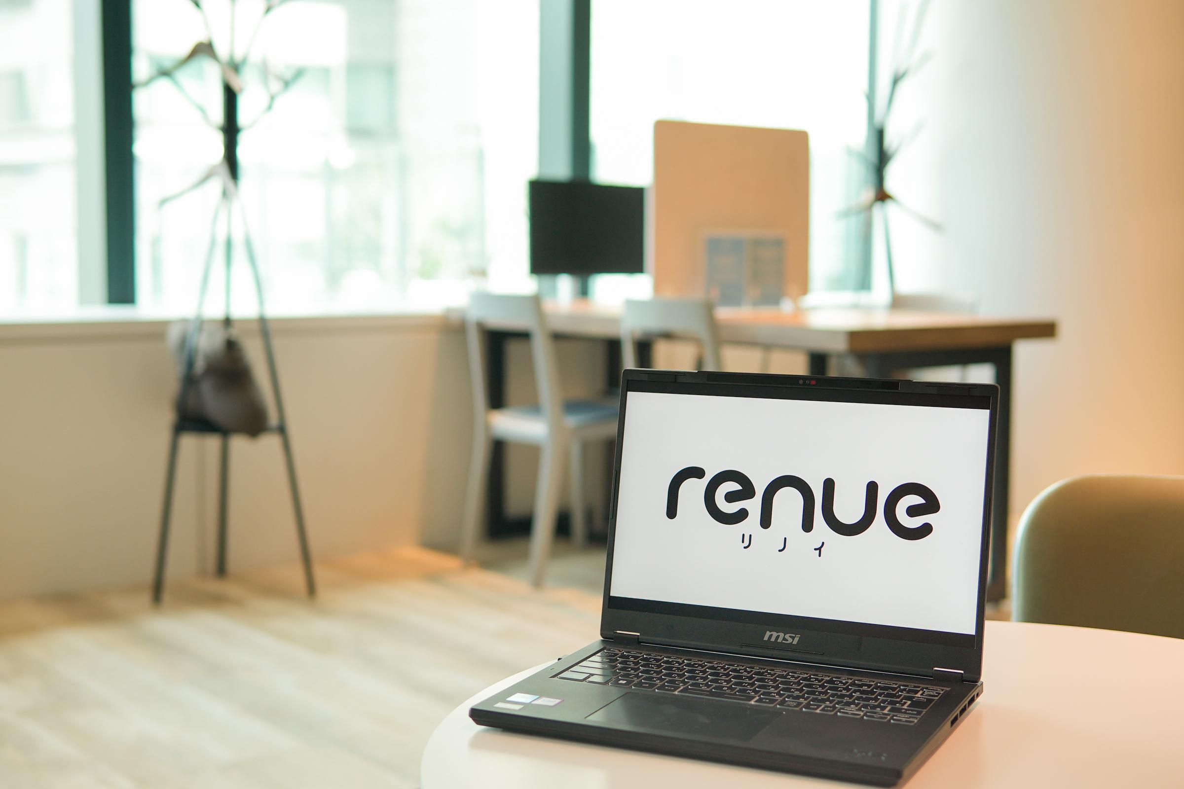 renueのロゴを表示したPCが置かれたワークスペース